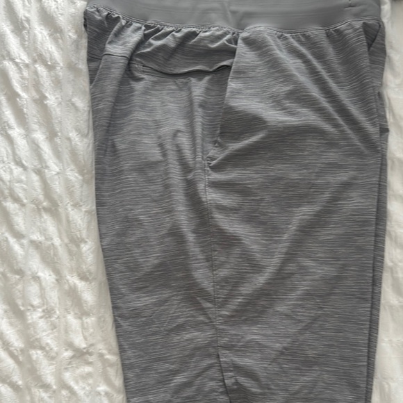 lululemon athletica Men's Light Gray Athletic Shorts - Picture 5 of 6